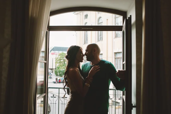 Giovane coppia in piedi sul balcone della camera d'albergo — Foto Stock