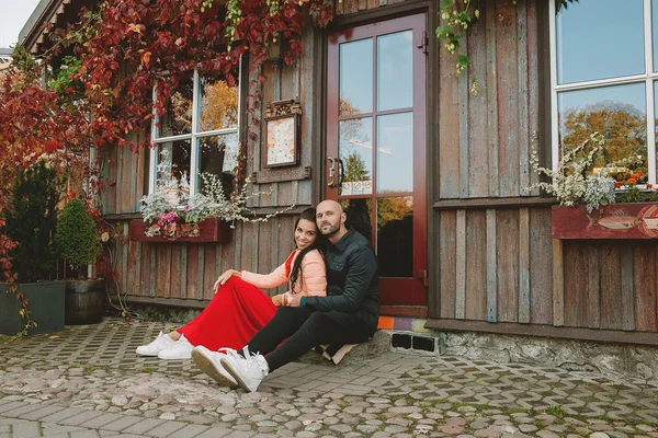 Paar zitten in de buurt van restaurant in een goed humeur — Stockfoto