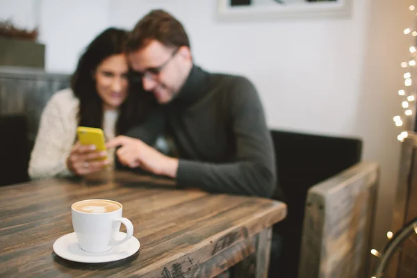 Kafede smartphone ve genç bir çift ile oturan genç Çift — Stok fotoğraf