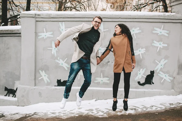 Genç çift şehrin kışın sokak üzerinde eğleniyor — Stok fotoğraf