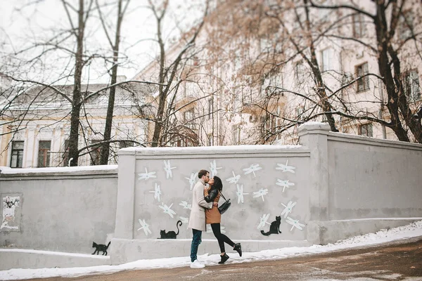 Jovem casal está se beijando na rua — Fotografia de Stock