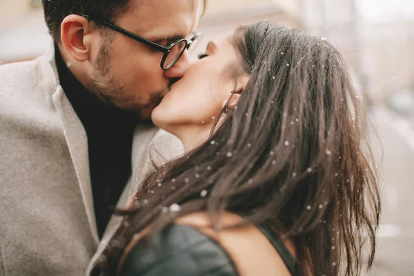 Jovem casal está se beijando na rua — Fotografia de Stock