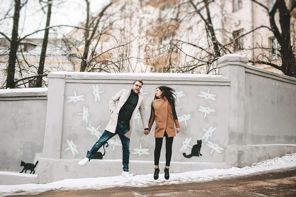 Jong koppel plezier op de straat in de winter stad — Stockfoto