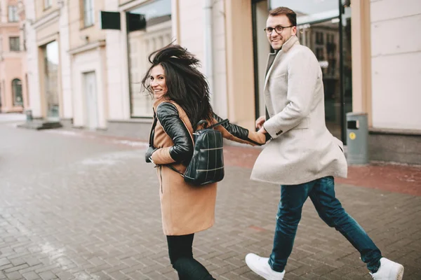 Joven pareja de moda pasea por las calles de la ciudad en invierno — Foto de Stock