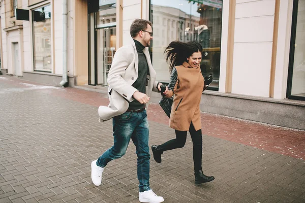 Joven pareja de moda pasea por las calles de la ciudad en invierno — Foto de Stock