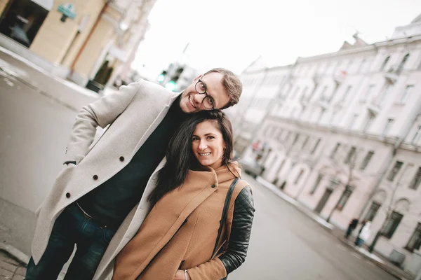 Jong koppel knuffelen op de straat in de winter stad — Stockfoto