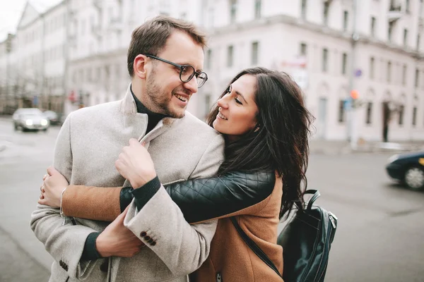 Young couple hugging on the city street in winter — Stock Photo, Image