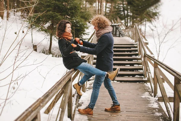 Hipster casal se divertindo na floresta de inverno — Fotografia de Stock