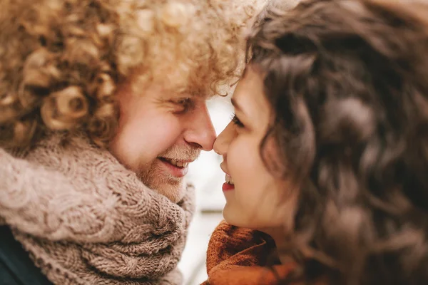 Joven pareja rizada sonriendo el uno al otro — Foto de Stock