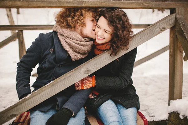 Jovem casal se divertindo ao ar livre no parque de inverno — Fotografia de Stock