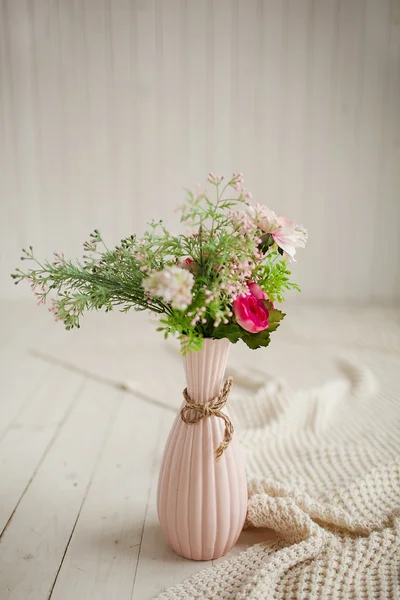 Frühlingsblumen in rosa Vase auf weißem Hintergrund — Stockfoto