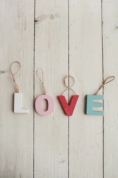 Liebe alte Buchstaben auf Holzgrund — Stockfoto