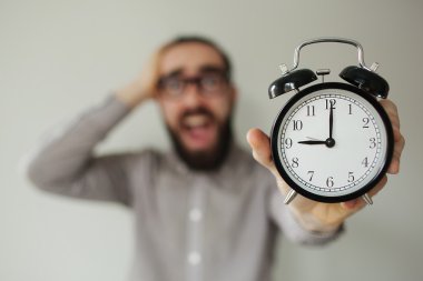 Adam panik içinde çalar saat ve kafa tutan son tarih korku içinde