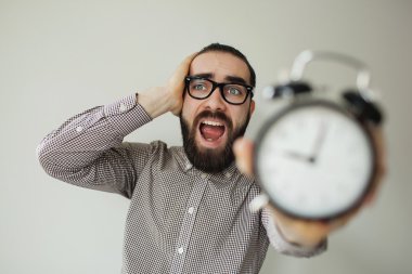 Adam panik içinde çalar saat ve kafa tutan son tarih korku içinde