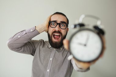 Adam panik içinde çalar saat ve kafa tutan son tarih korku içinde