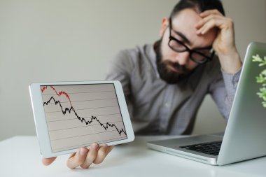 Depresif işadamı baş kötü borsa grafik yaslanmış