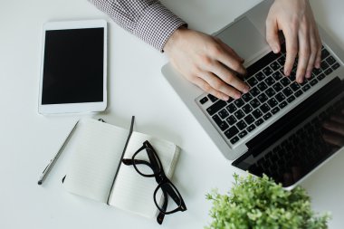 La yazarak profesyonel adam el görünümü kadar Over head kapatın