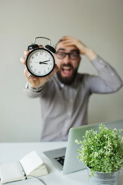 Mann hält in Panik Wecker und Kopf in Angst vor Stichtag — Stockfoto