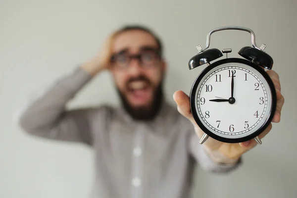 El hombre en pánico mantiene el despertador y la cabeza con miedo a la fecha límite — Foto de Stock