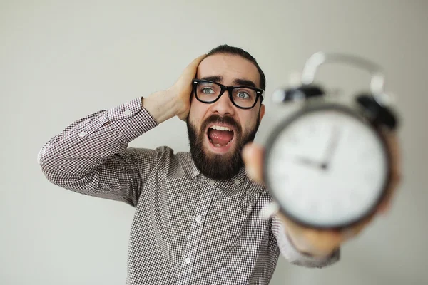 El hombre en pánico mantiene el despertador y la cabeza con miedo a la fecha límite — Foto de Stock