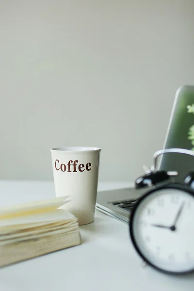 현대 책상 노트북 커피와 알람 시계 — 스톡 사진