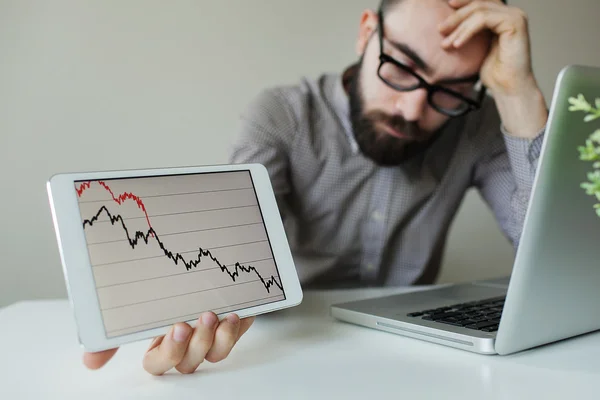 Depresif işadamı baş kötü borsa grafik yaslanmış