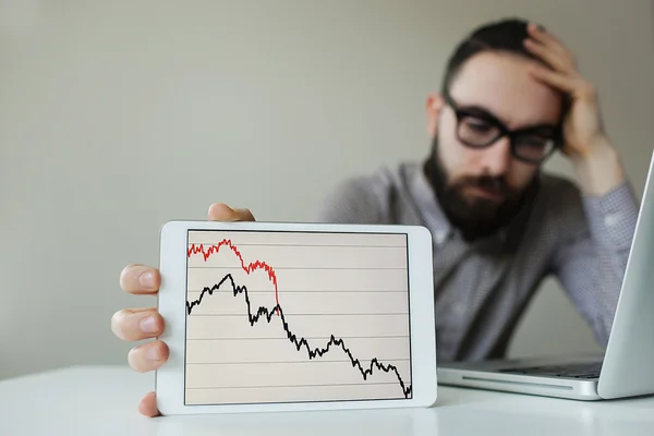 Depresif işadamı baş kötü borsa grafik yaslanmış