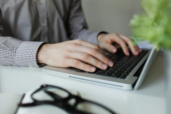 Üzleti ember kezében elfoglalt laptop gépelés: irodai íróasztal — Stock Fotó