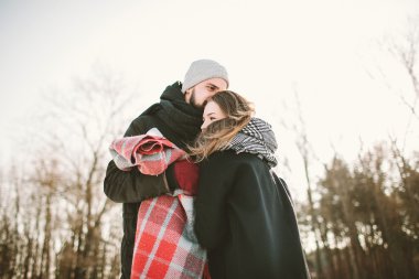 Genç çift ekose ve termos kış ormandaki