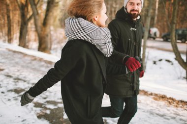 Kış birbirine bakarak Park çalıştıran hipster Çift