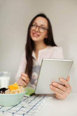 Notları tablet ve sağlıklı gıda ile masaya yapma kadın