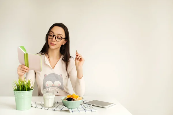Notlar not defteri ile masasına sağlıklı yemek yapma kadın
