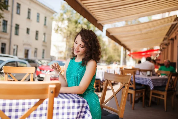 Kadın kokteyl eğleniyor Cafe teras ile yuvarlak güneş gözlüğü — Stok fotoğraf