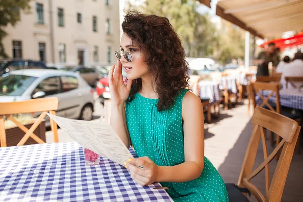 Kadında yuvarlak kokteyl yapma sipariş de Cafe teras ile güneş gözlüğü — Stok fotoğraf