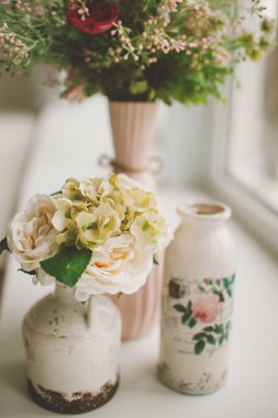 Bahar çiçekleri pencere üzerinde retro vazo içinde