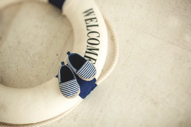 Şeritler halinde Lifebuoy ve mavi bebek patik