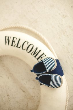 Şeritler halinde Lifebuoy ve mavi bebek patik