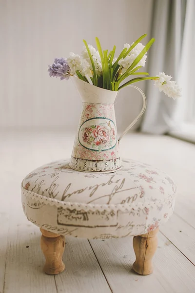 Frühlingsblumen in einer Vase auf Retro-Bankett — Stockfoto