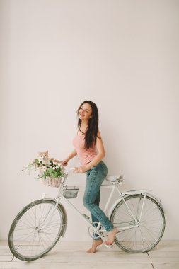 Retro bisiklet ile sepet içinde kedi kadın