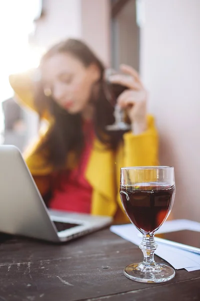 Donna con tablet vino rosso e laptop in caffè di strada — Foto Stock