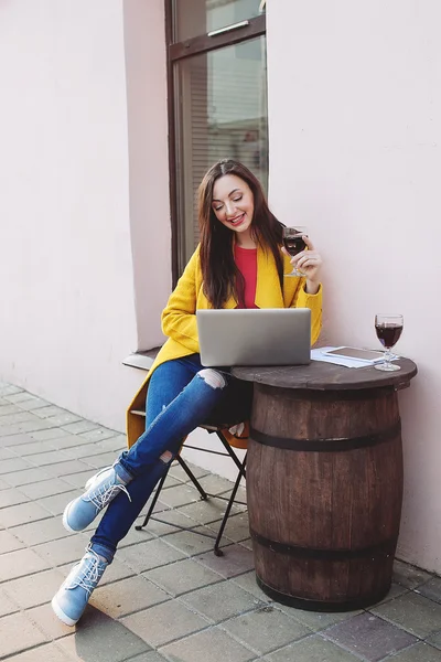 Kobieta z czerwonego wina tabletek i laptopa w standarcie — Zdjęcie stockowe