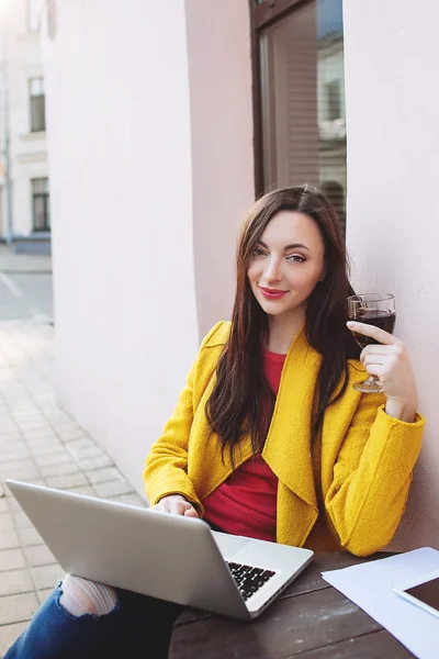 Mujer con tableta de vino tinto y portátil en la cafetería de la calle — Foto de Stock
