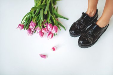 Trendy siyah deriyle brogues çiçekli kadın ayak üzerinde