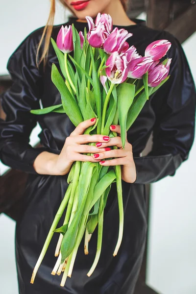 Modelo na moda em couro vestido preto e chapéu com flores — Fotografia de Stock