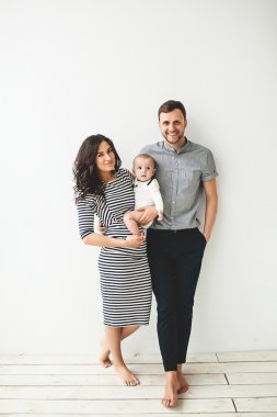 Mutlu genç anne ve bebek çocuk beyaz arka plan üzerinde baba.