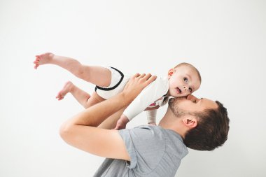 Mutlu baba bebek eller üzerinde kafa izole arka planda tutan
