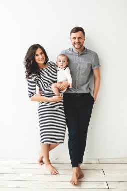 Mutlu genç anne ve bebek çocuk beyaz arka plan üzerinde baba.