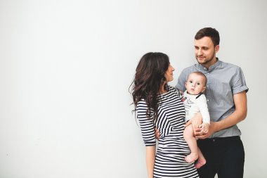 Mutlu genç anne ve bebek çocuk beyaz arka plan üzerinde baba.