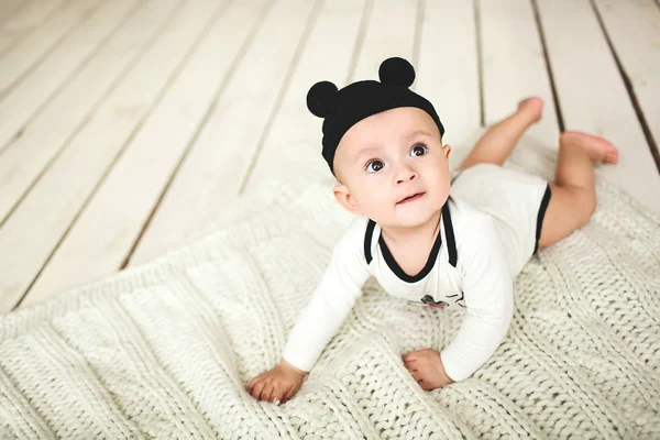 Niño en niño y sombrero de ratón en el suelo de madera —  Fotos de Stock