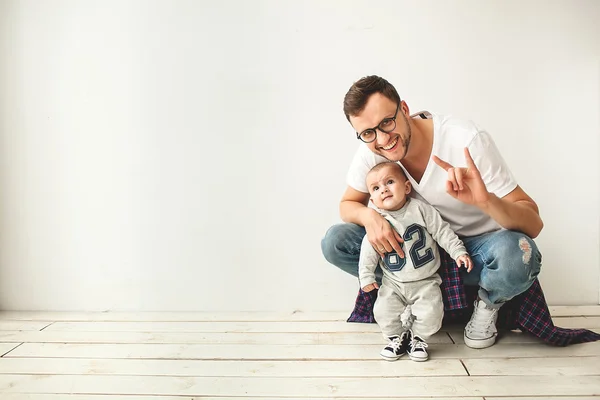 Joven padre hipster y niño en el suelo de madera — Foto de Stock